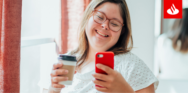 mujer joven con capacidad especial está feliz mirando su celular