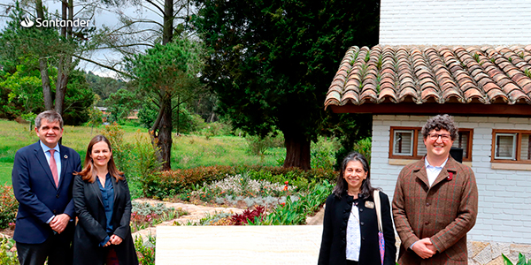 El Banco Santander y la Embajada de España en Colombia inauguran el Jardín de la amistad España-Colombia en la Sede Yerbabuena del Instituto Caro y Cuervo.