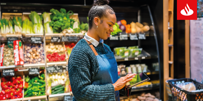 emprendedora atendiendo su negocio, un supermercado