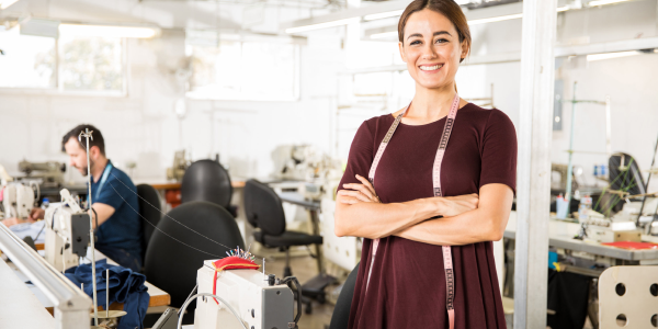 emprendedora con máquina de coser