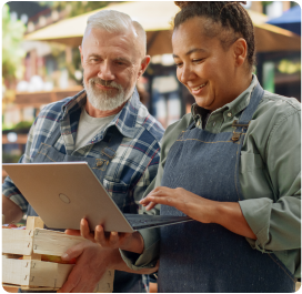 emprendedores viendo su laptop