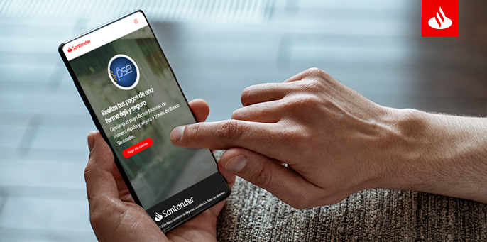 hombre entrabdo al portal de pagos de banco Santander a través de su celular