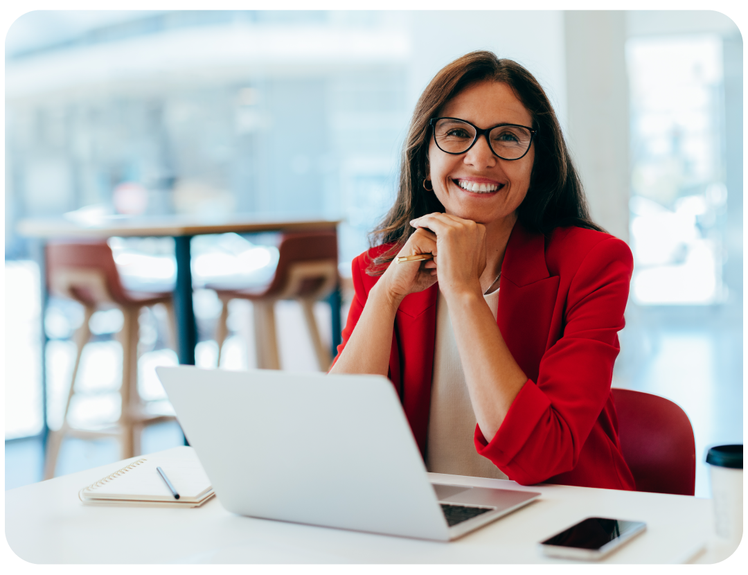 Mujer ejecutiva feliz de hacer los pagos de su empresa a través de cash management de Banco santander Colombia