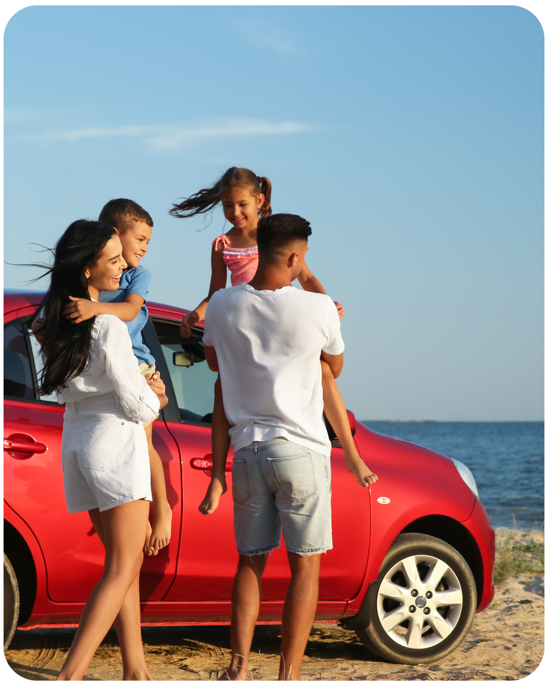 CrÃ©dito de vehÃ­culo Banco Santander Colombia, familia con su vehÃ­culo rojo estacionado en la playa
