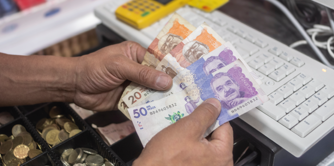 hombre revisando sus finanzas