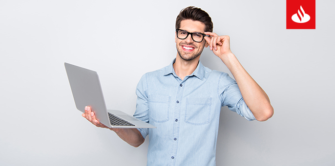 joven feliz con un computador