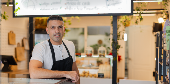 hombre en su negocio seguro Pyme + hogar